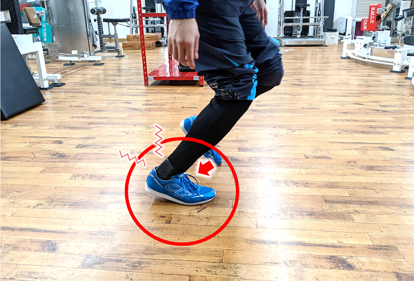 走る時に膝の曲がりが強く、足首の背屈が強調された画像