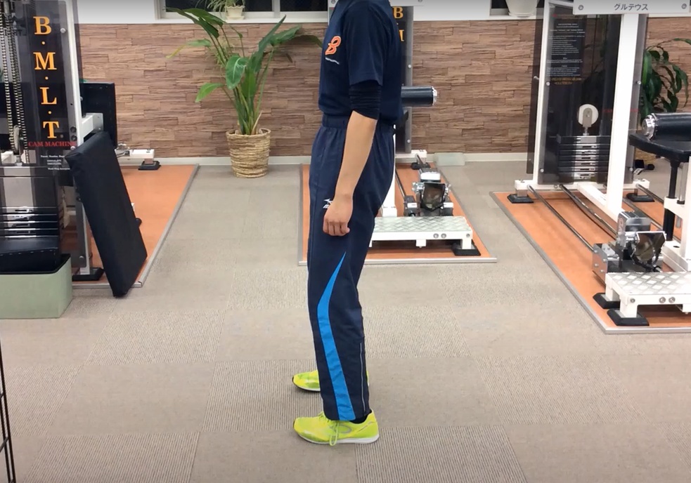 骨盤後傾姿勢の男性