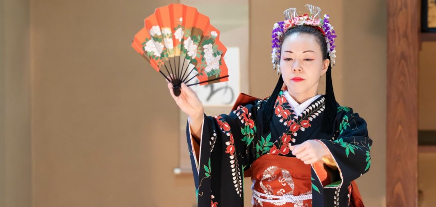 日本舞踊を実演する女性