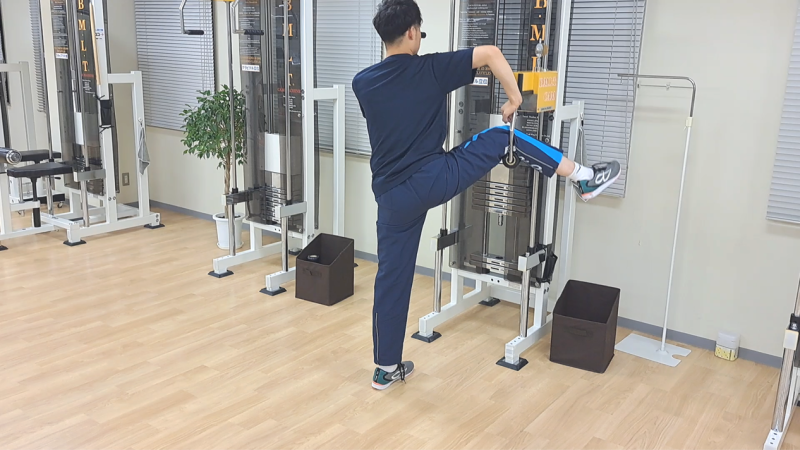 股関節を動かすトレーニングをする男性