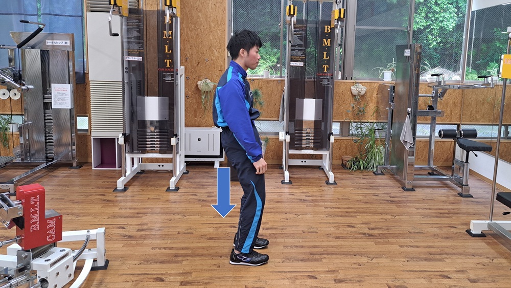 骨盤後傾姿勢の男性