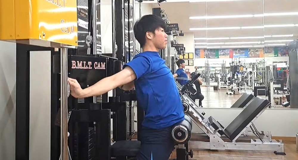 肩甲骨を動かすトレーニングをする男性