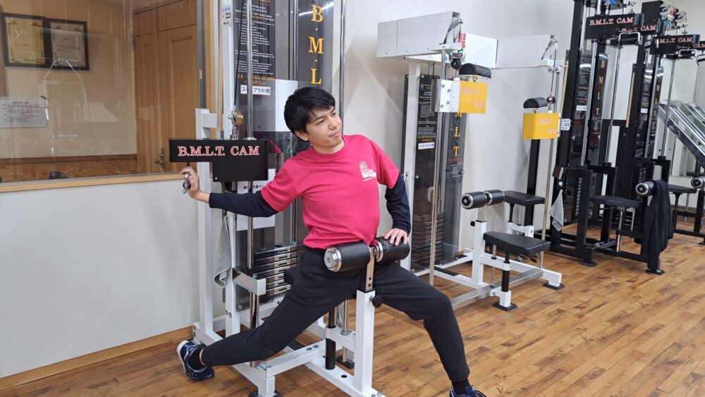 肩甲骨を動かすトレーニングをする男性