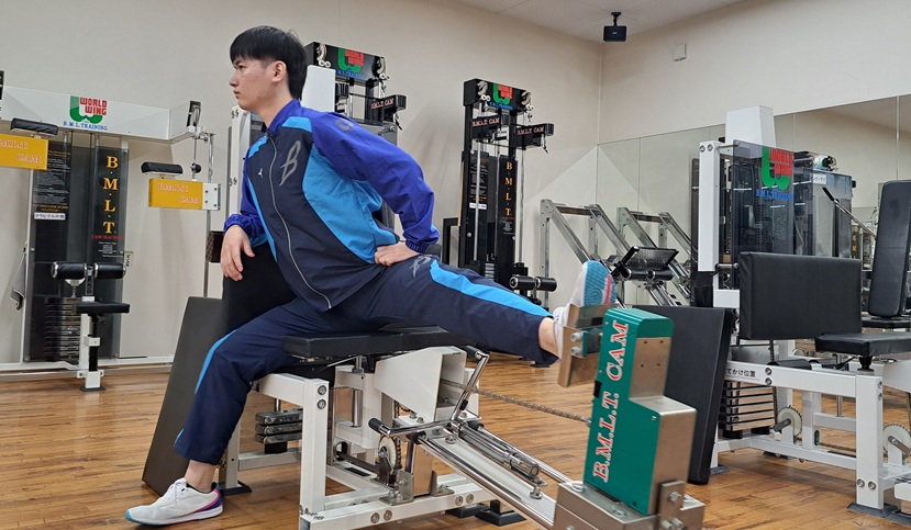 股関節を動かすトレーニングをする男性