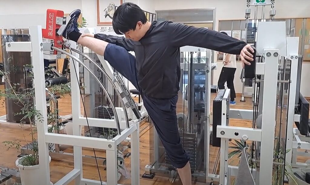 股関節のトレーニングをする男性
