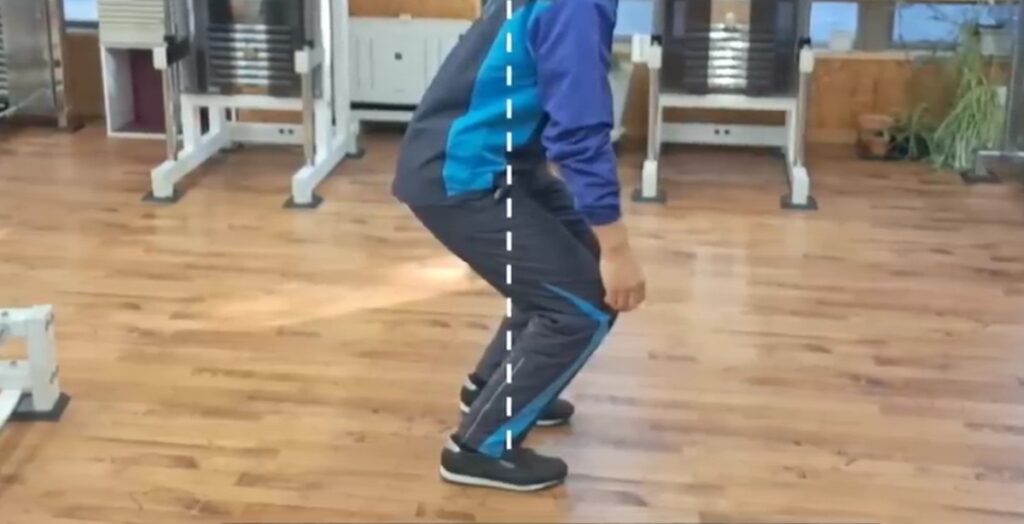 ひざを曲げた姿勢をとる男性