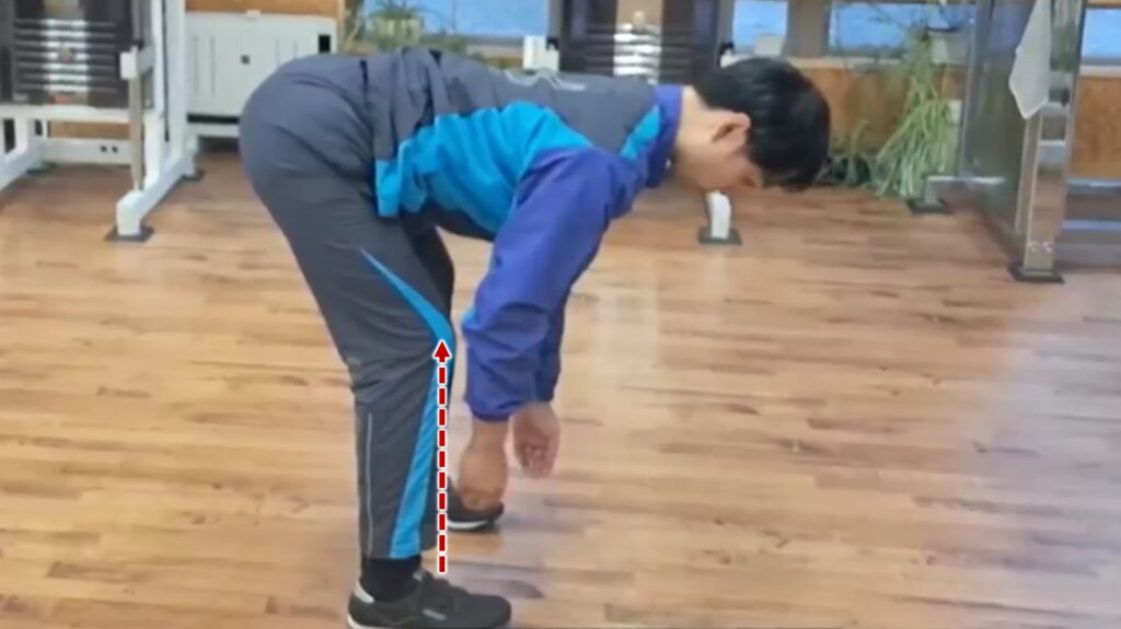 かがんだ姿勢をとる男性