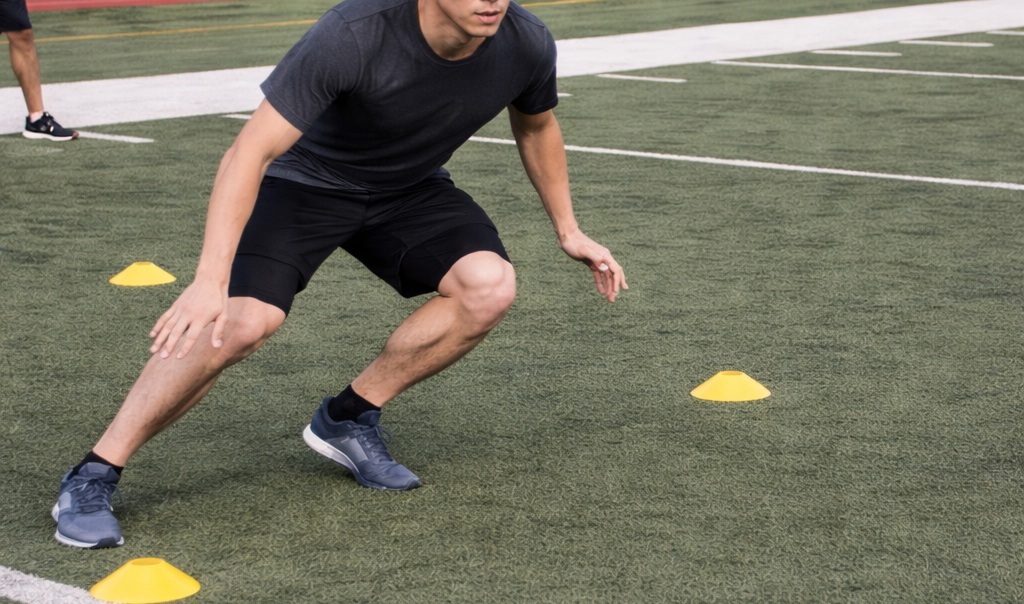 競技場で左右の切り返しを行う男性