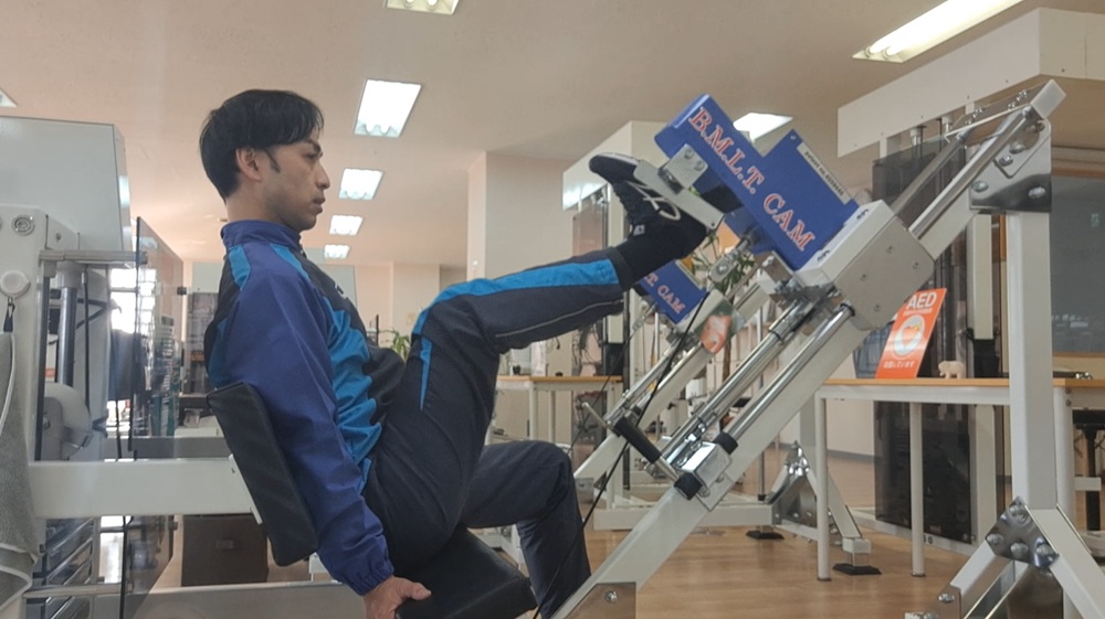 下半身のトレーニングをする男性