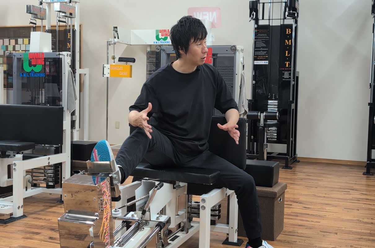 トレーニング動作の説明をする男性トレーナー