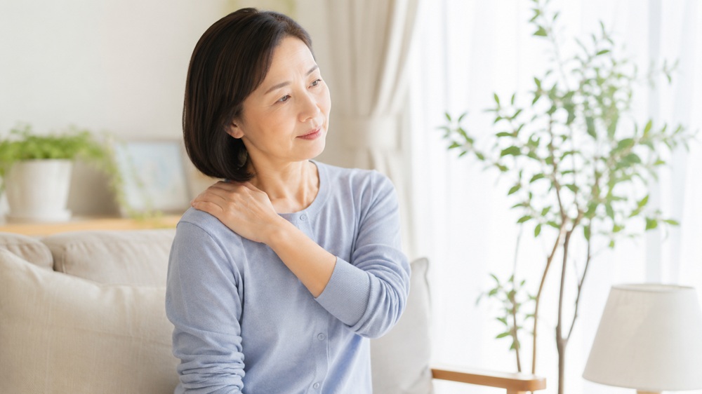 肩・腰の張りを感じる様子