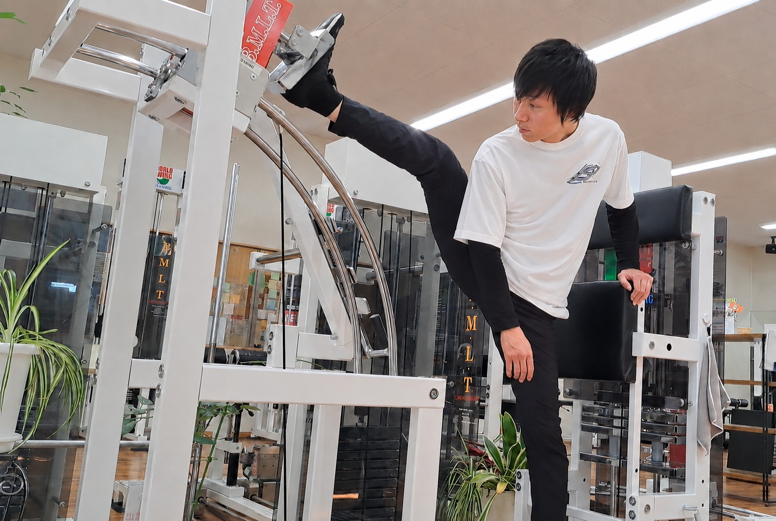 初動負荷トレーニング®のマシンで動作を確かめる様子